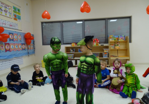 Kostuś i Leoś prezentują strój Hulka